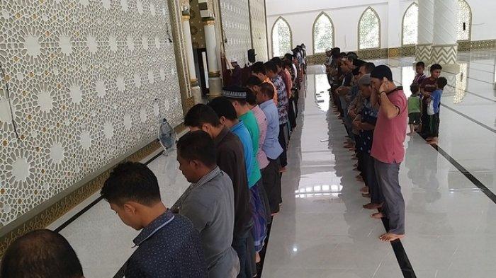 Jamaah melaksanaan shalat berjamaah di Masjid Agung Baitul Ghafur Abdya