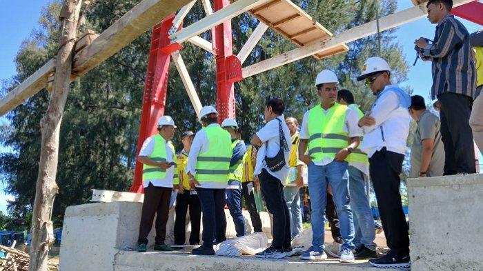 Anggota DPR RI H Irmawan bersama Wakil Wali Kota Banda Aceh, Kabalai Pelaksanaan Jalan Nasional dan Anggota DPRA Munawar Ar (Ngohwan) meninjau progres pembangunan jembatan gantung penghubung Lambhuk-Lamseupeung, Banda Aceh, Jumat (13/6/2025).