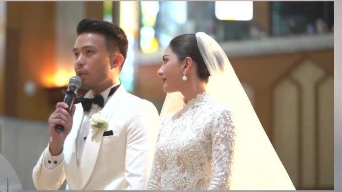 Artis peran Jessica Mila (kiri) dan Yakup Hasibuan menjalani pemberkatan pernikahan di gereja HKBP Rawamangun, Jakarta Timur, Jumat (5/5/2023).