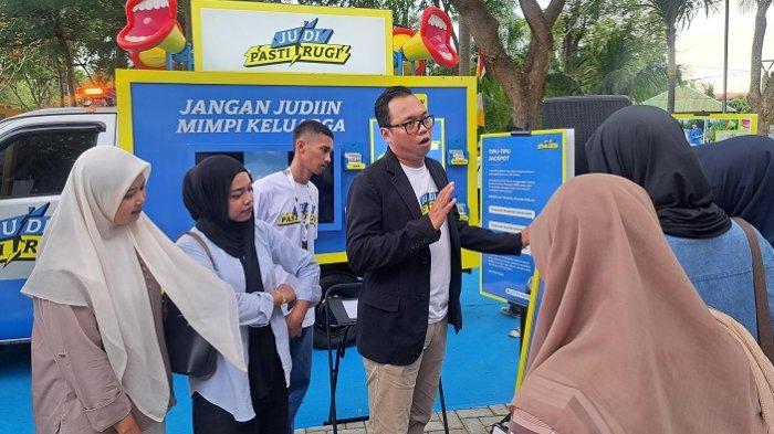 JUDI PASTI RUGI - Senior Brand Manager GoPay, Irwan Ari Wibowo saat menjelaskan judi pasti rugi dan penipuan kepada para pengunjung, bertepatan perayaan puncak HUT ke-820 Kota Banda Aceh di Taman Sari atau Bustanussalatin, Jumat (23/5/2025).