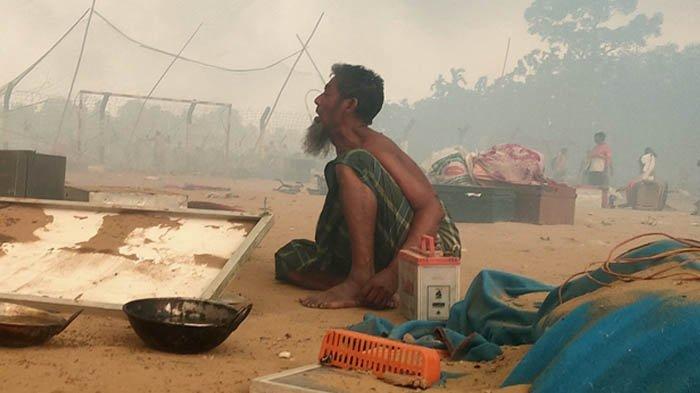 Kebakaran hebat terjadi kamp pengungsi Rohingya di Coxs Bazar, Bangladesh selatan, Senin, 22 Maret 2021.