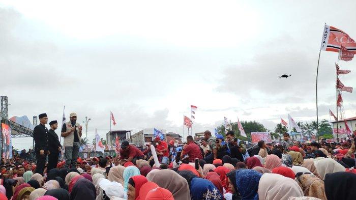 Puluhan ribu warga dari berbagai wilayah di bumi Teuku Umar, padati lapangan Teuku Umar Kuta Padang Kecamatan Johan Pahlawan Meulaboh, Aceh Barat, Sabtu (23/11/2024). Meski di guyur hujan deras tak menyurutkan semangat warga untuk mengikuti kampanye Akbar pasangan Calon nomor urut 02 Muzakir Manaf dan Fadlullah (Mualem-Dek Fadh).