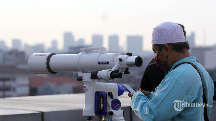 Petugas Kantor Wilayah (Kanwil) Agama Provinsi DKI Jakarta, tengah memantau hilal