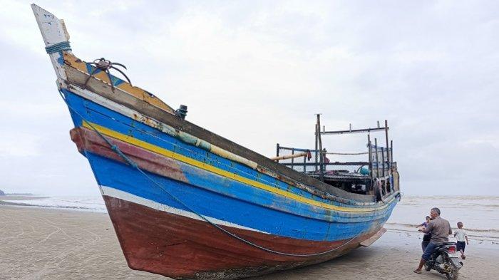 Imigran Rohingya mendarat di Aceh Timur di Gampong Alue Bu Jalan Baroh, Kecamatan Peureulak menggunakan dua kapal, Senin (6/1/2025).