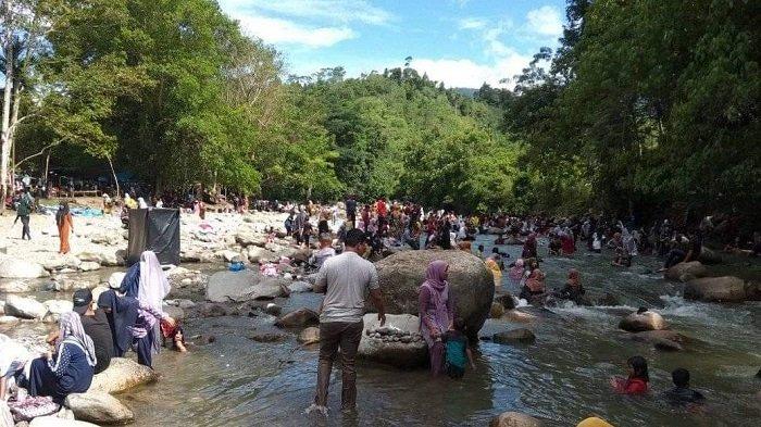 Pengunjung menikmati objek wisata Sungai Kareueng Gla di Gampong Abah Lueng,, Kecamatan Bandar Baru, Pidie Jaya, Minggu (6/9/2020)