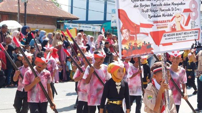 Warga tumpah ruah dan sangat antusias menyaksikan pawai karnaval perayaan HUT ke-78 Kemerdekaan Republik Indonesia di Idi Rayeuk, Ibu Kota Kabupaten Aceh Timur, Kamis (17/8/2023).