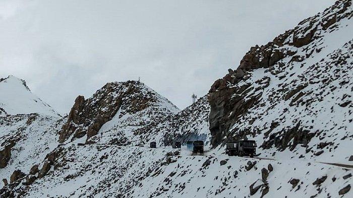 Kendaraan militer India melaju di sisi pengunungan Chang La, utara Ladakh, negarabagian Jammu dan Kashmir, dekat perbatasan China, Rabu (17/6/2020).