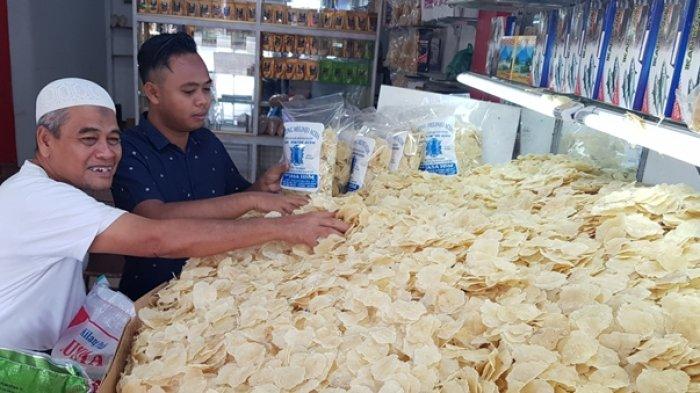 Pedagang kerupuk mulieng di Pusat Pasat Beureunuen, Kecamatan Mutiara, Pidie, memilih kerupuk melinjo ini untuk dikemas dalam plastik, Minggu (20/12/2020).