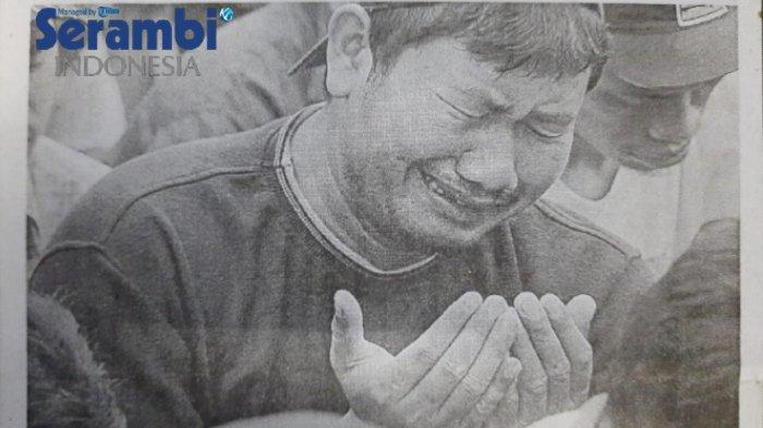 Arsip berita Harian Serambi Indonesia edisi Selasa 3 Januari 2005. Seorang pria khusyuk berdoa untuk puluhan ribu warga Nanggroe Aceh Darussalam yang meninggal akibat diterjang gelombang tsunami.