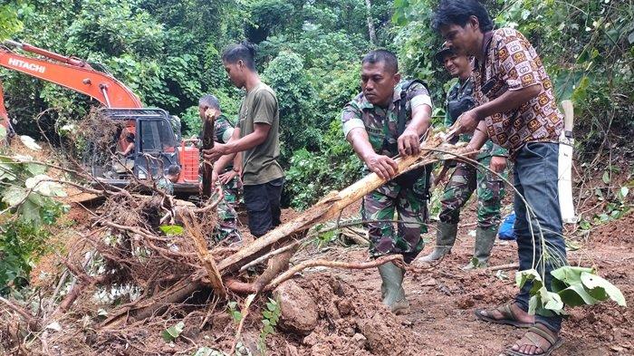 Kodim 0103 Aceh Utara mengerahkan satu beko untuk buka jalan menuju Makam Cut Meutia, Jumat (12/7/2024)