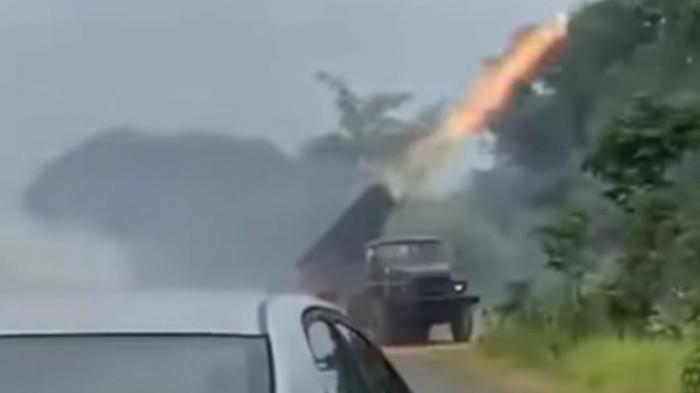 TEMBAKKAN RUDAL - Pasukan Kamboja menembakkan peluncur roket BM-21 dari pangkalan mereka di Khao Laem pada Kamis pagi. Salah satu roket dilaporkan mendarat di sisi Thailand, menghantam area dekat Ban Tuan di Provinsi Si Sa Ket. (Gambar dari video yang diunggah oleh halaman Facebook Chumchon Khon Surin)