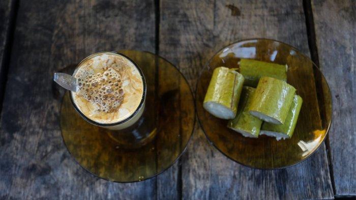 Kopi telor dan lemang di warung kopi boh manok weng di Lameu, Kecamatan Sakti Pidie.