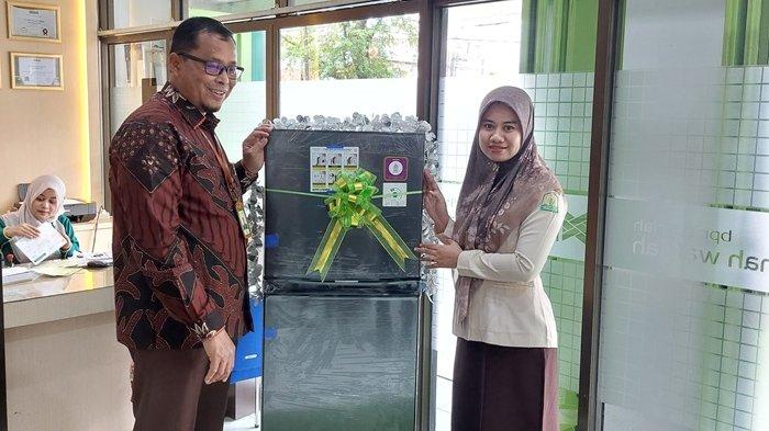 HADIAH TABUNGAN UKHWAH - Dirut BPR Syariah Hikmah Wakilah Sugito SE, ME, menyerahkan kulkas dua pintu sebagai hadiah Tabungan Ukhwah, kepada nasabah bank itu di Kantor BPR Hikmah Wakilah Peunayong, Banda Aceh, baru-baru ini.