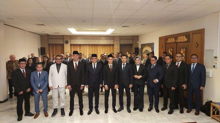 Dua atlet sepak bola, Hilgers.dan Reijners resmi jadi warga negara Indonesia, setelah menjalani sumpah dan janji setia di Belgia, Senin (30/9/2024).