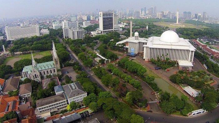 Lanskap Gereja Katedral, Masjid Istiqlal, dan Monumen Nasional, Jakarta Pusat, Senin (28/7/2014).