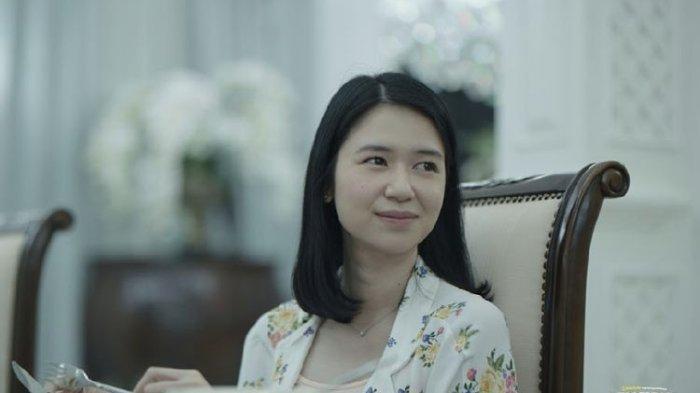 Laura Basuki berperan sebagai Natalie dalam film Cek Toko Sebelah 2.
