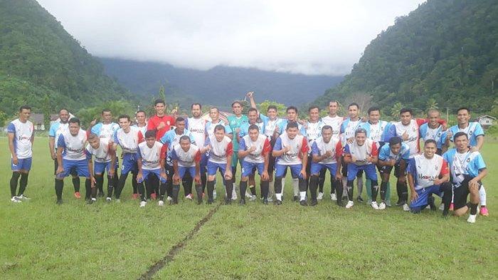 FOTO BERSAMA - Hana Club dan Legend Calang melakukan foto bersama pada partai final turnamen sepakbola HUT U-40 HUT Legend Lhoong FC 2023 yang dipentaskan di lapangan Panser, Gampong Pasi, Kecamatan Lhoong, Aceh Besar, Minggu (2/12/2023).