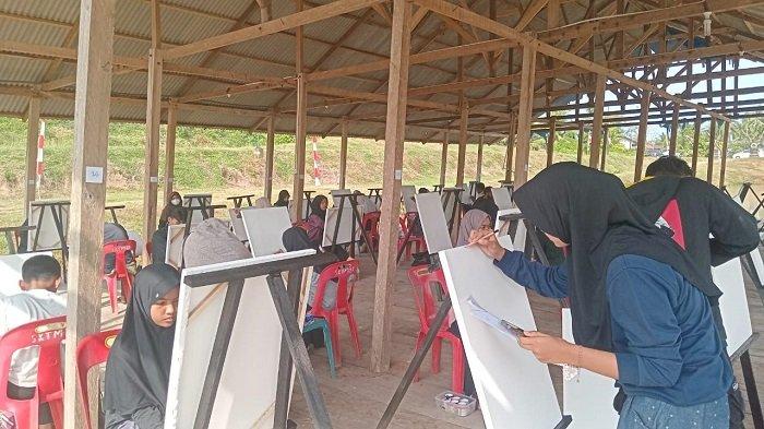 LOMBA LUKIS - Para peserta sedang mengikuti lomba lukis di objek wisata Paya Santewan. Geulanggang Gampong, Bireuen, Minggu (9/2/2025).