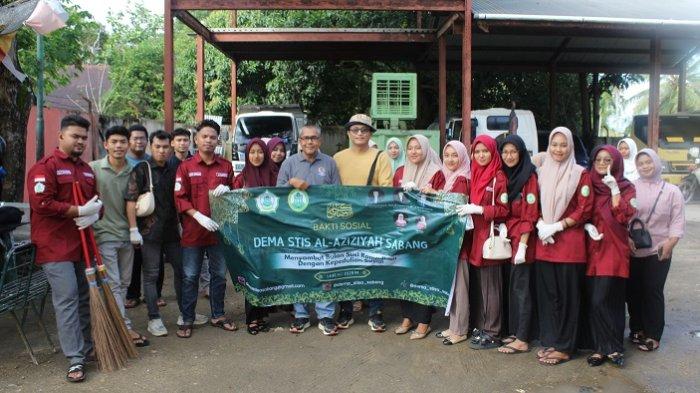 SAMPAH BERSERAKAN - Sejumlah mahasiswa DEMA STIS Al-Aziziyah Sabang bersama petugas kebersihan DLHK Kota Sabang menggelar aksi bakti sosial membersihkan lingkungan di depan Masjid Babussalam dan kawasan Sabang Fair, Jumat (28/2/2025). Aksi ini sebagai bentuk kepedulian terhadap meningkatnya tumpukan sampah di Kota Sabang, terutama setelah mogoknya tenaga kebersihan akibat belum di gaji. Mahasiswa terlihat aktif mengangkut sampah ke dalam truk serta menyapu area sekitar, dengan harapan meningkatkan kesadaran masyarakat akan pentingnya menjaga kebersihan kota.