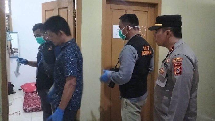MF (21) mahasiswi asal Takengon yang baru duduk Semester 7 di Fakultas Hukum Universitas Syiah Kuala (USK) ditemukan meninggal dalam kondisi gantung diri di kamar kosnya di Gampong Tanjung Selamat, Kecamatan Darussalam, Kamis (31/8/2023).