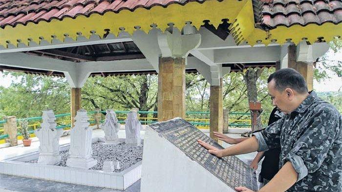 Pengunjung melihat makam Laksamana Malahayati di kawasan Krueng Raya, Aceh Besar, Kamis (4/6/2020). Laksamana Malahayati, atau di Aceh lebih sering ditulis Laksamana Keumalahayati dinobatkan sebagai pahlawan nasional oleh Presiden Joko Widodo melalui Keputusan Presiden (Keppres) No 115/TK/Tahun 2017 tanggal 6 November 2017.
