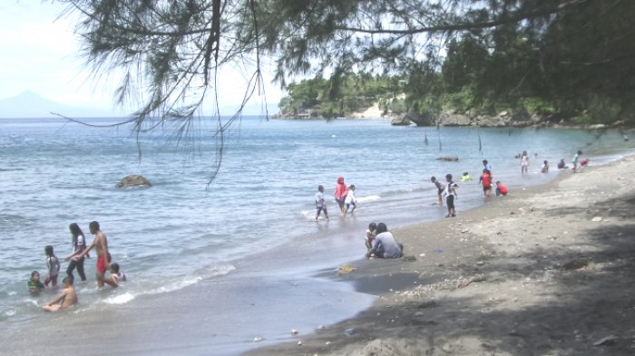 Puluhan warga mandi di Pantai Anoi Itam pada liburan Idul Fitri 1438 H. Kunjungan wisatawan ke Sabang pada liburan Idul Fitri tahun ini meningkat yakni 3.000 orang per hari.