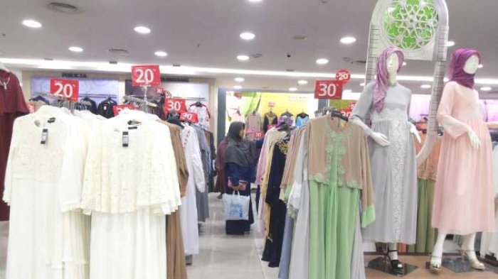 Berbagai baju gamis untuk lebaran tersedia di Matahari Departmen Store Hermes Palace Mall, Banda Aceh dengan harga diskon selama bulan suci Ramadhan 1438 H, Selasa (6/6). SERAMBI/MAWADDATUL HUSNA