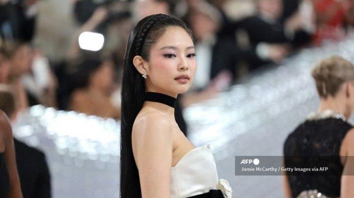 Member girl group BLACKPINK Jennie Kim menghadiri Met Gala 2023, yang mengambil tema Karl Lagerfeld: A Line Of Beauty, di The Metropolitan Museum of Art, New York City, pada 1 Mei 2023.