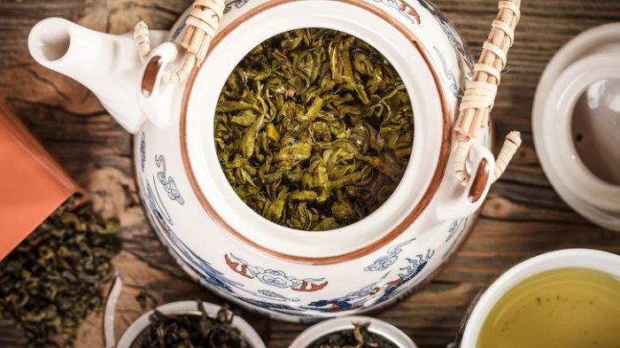 Menggunakan teh hijau sebagai minuman dan masker wajah