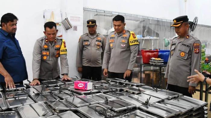 Kapolres Aceh Timur AKBP Irwan Kurniadi dan Wakapolres Kompol Abdul Muin saat meninjau langsung MBG yang berlokasi di Jalan Medan - Banda Aceh, Gampong Alue Nibong, Kecamatan Peureulak, Kabupaten Aceh Timur, Kamis (24/7/2025).