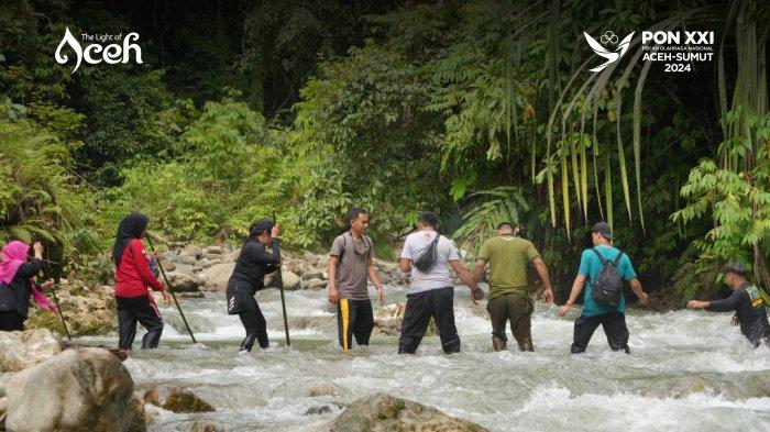 Warga mengabadikan meomen indah di obyek wisata alam Air Panas Lawe Gurah di kawasan Taman Nasional Gunung Leuser, Kecamatan Ketambe, Aceh Tenggara