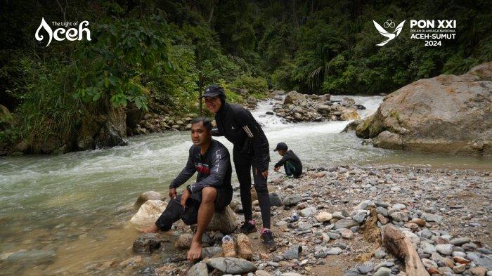 Warga mengabadikan meomen indah di obyek wisata alam Air Panas Lawe Gurah di kawasan Taman Nasional Gunung Leuser, Kecamatan Ketambe, Aceh Tenggara