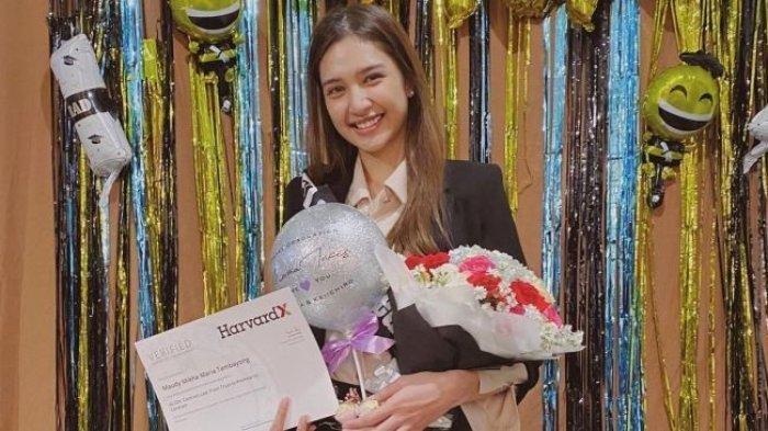 Mikha Tambayong lulus di Universitas Harvard dengan gelar magister hukum.