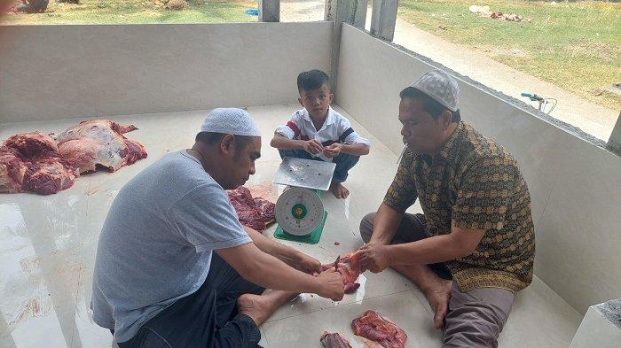 Jamaah Meunasah Gampong di Desa Gp Waido bekerja sama menyiapkan gading qurban untuk dibagikan kepada masyarakat, Kamis (29/6/2023).