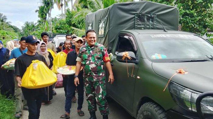 Mobil Dinas TNI Antar Pengantin - Prosesi antar seserahan Armiadi pada Minggu (27/1/2025) petang diramaikan oleh sejumlah personel TNI. Pengantin pria, Armiadi bahkan diantar langsung dengan menaiki mobil dinas TNI dari Koramil 07/Babahrot Kodim 0110/Abdya