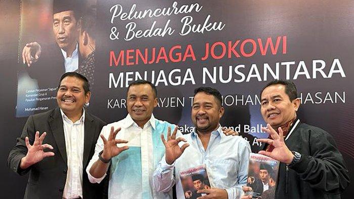 Mayjen TNI Mohamad Hasan berfoto bersama rekan sejawatnya pada acara peluncuran buku berjudul