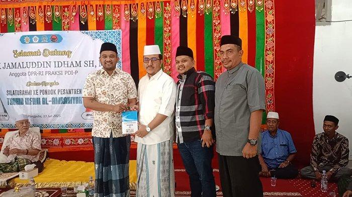 Ketua MPTT-I, Abi Sahal Tastari Wali SE.MM, Ketua Pemuda MPTT Indonesia, Jamaluddin Idham, dan sejumlah jamaah saat penyerahan mobil Hi Ace untuk Abuya Syech H Amran Wali, Minggu (13/7/2025) di Pesantren Tauhid Irfani, Blang Pidie, Aceh Barat Daya.
