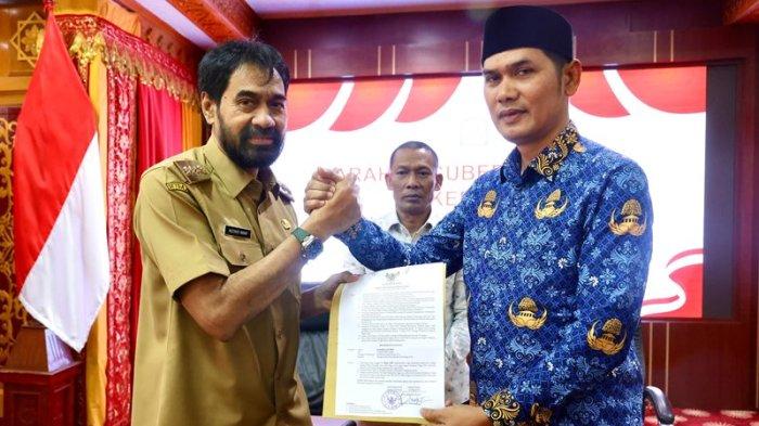 SERAHKAN SK – Gubernur Aceh, Muzakir Manaf alias Mualem menyerahkan SK Plt Sekda Aceh kepada M Nasir Syamaun, di Meuligoe Gubernur Aceh, Banda Aceh, Senin (17/3/2025).