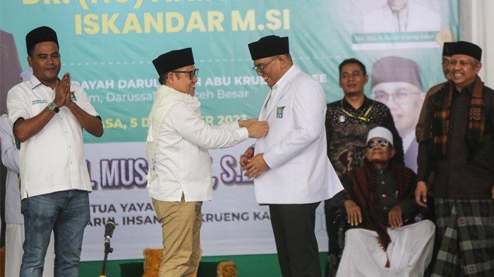 Ketua Umum DPP PKB yang juga Cawapres Nomor Urut 1 (Pasangan AMIN), H. Muhaimin Iskandar, memakaikan jas PKB kepada Ketua Yayasan Darul Ihsan Tgk Hasan Krueng Kale, Tgk Musannif Bin Sanusi, pada acara “Silaturahmi Kebangsaan dan Temu Ramah bersama ulama, santri, pengurus dayah, simpatisan, dan warga”, di Dayah Darul Ihsan di Gampong Siem, Aceh Besar, Selasa, 5 Desember 2023.