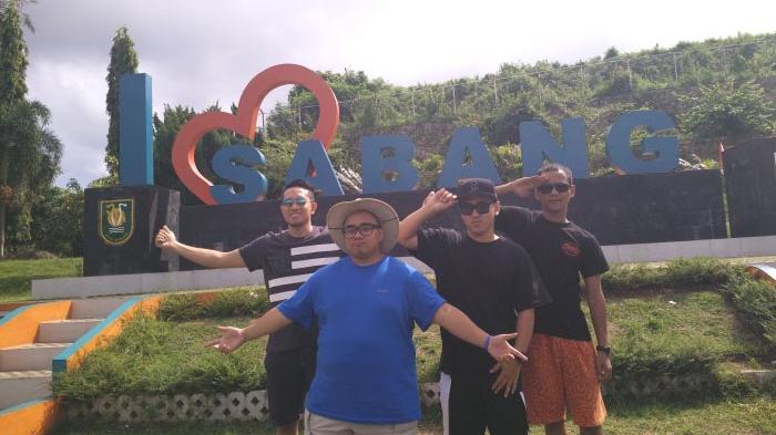 MUSISI rap Indonesia, Igor Saykoji bersama personel di tugu I love Sabang, Minggu (10/1).
