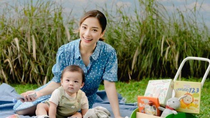 Nikita Willy rayakan ulang tahun baby Issa di rumah sakit kanker.