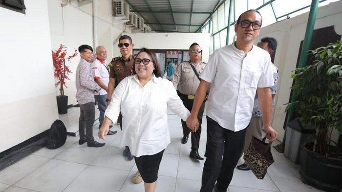 Nunung dan suaminya, July Jan Sambiran saat tiba di Pengadilan Negeri Jakarta Selatan, Rabu (27/11/2019).