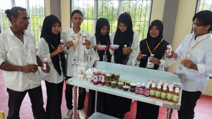 Mahasiswa Kampus Alam Unida Lamteuba, Kecamatan Seulimuem, Aceh Besar, memperlihatkan olahan hasil pertanian karya mereka saat penutupan pelatihan ini di BLKK kampus tersebut, Kamis (12/10/2023)