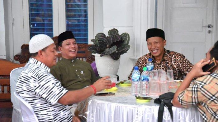 Ribuan masyarakat dari berbagai kabupaten kota di Aceh, menghadiri acara Halal bihalal di kediaman Anggota Komisi V DPR RI, H Ruslan Daud (HRD) di Komplek Meuligoe Residen, Cot Gapu Kota Juang, Bireuen, Kamis (11/4/2024)