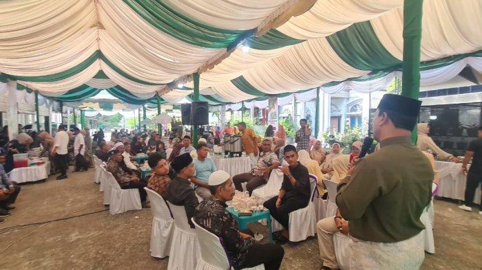 Ribuan masyarakat dari berbagai kabupaten kota di Aceh, menghadiri acara Halal bihalal di kediaman Anggota Komisi V DPR RI, H Ruslan Daud (HRD) di Komplek Meuligoe Residen, Cot Gapu Kota Juang, Bireuen, Kamis (11/4/2024)