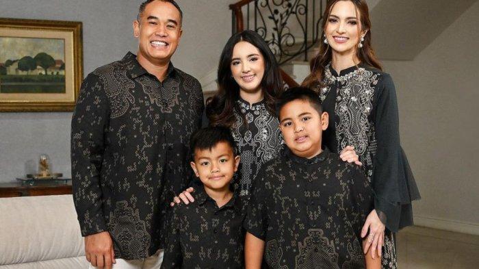 Potret keluarga aktris Nia Ramadhani dalam balutan busana muslim.