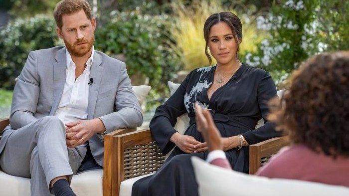 Gambar yang dirilis Harpo Productions memerlihatkan dari kiri Pangeran Harry, Meghan Markle, dan Oprah Winfrey. Wawancara Oprah with Meghan and Harry. A CBS Primetime Special disiarkan pada 7 Maret 2021 di Amerika Serikat.