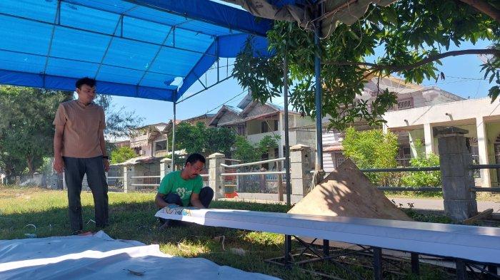 Panitia mempersiapkan atribut acara Pasar Murah BUMN