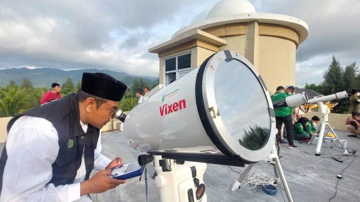 Pantauan hilal oleh Tim Falakiyah bersama Badan Meteorologi, Klimatologi dan Geofisika (BMKG) Aceh Besar di Observatorium Tgk Chiek Kuta Karang Kanwil Kemenag Aceh, di Lhoknga, Aceh Besar, Jumat (1/4/2022).