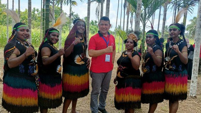 Penulis (Hasan Basri M Nur) bersama mahasiswi dan siswi SMA Papua. Dari kiri: Nita Wonda, Seli Wonda, Riska Kogoya, Rini Wonda, Mira Wonda, Feni Morip.